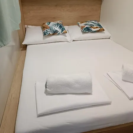 Mobile Homes With 2 Shared Pools Pirovac