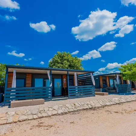 Mobile Homes With Private Hot Tub & 2 Shared Pools Holiday home