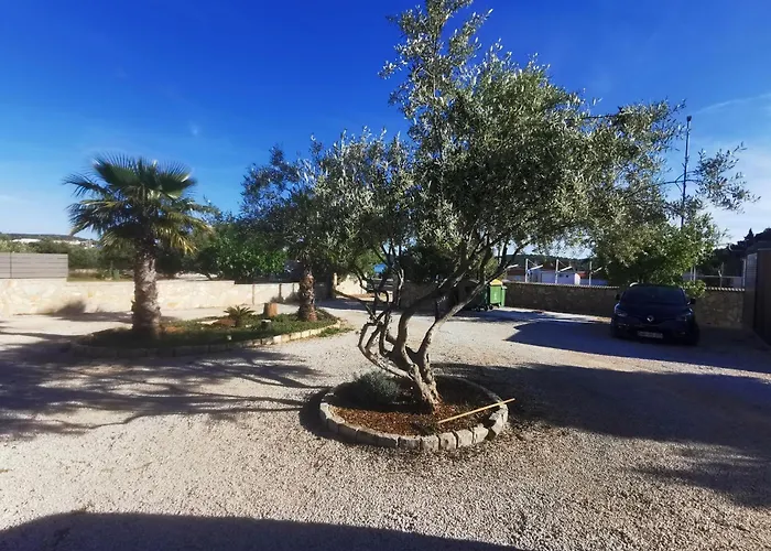 Mobile Homes With 2 Shared Pools Pirovac