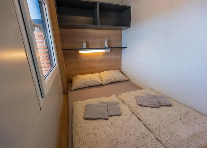 Mobile Homes With 2 Shared Pools *