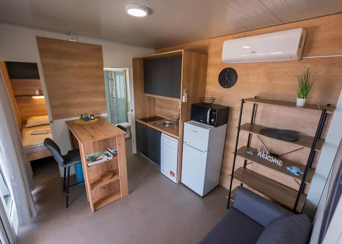 Mobile Homes With 2 Shared Pools *